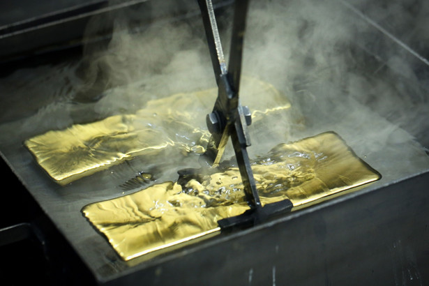 Złoto jest jednym z nielicznych surowców, które w tym roku są na plusie, przynajmniej jeśli stopy zwrotu liczyć w amerykańskim dolarze, którego słabość podbija cenę tego metalu.