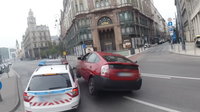 Videón, ahogy centikre a biciklisfutár orra előtt csapódott a rendőrautóba egy Toyota a Ferencieken