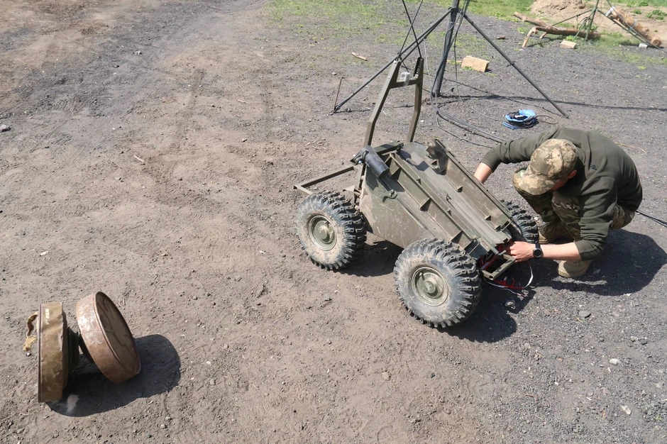 Većina UGV-a se naknadno ugrađuje i nadograđuje pre nego što se rasporedi na linije fronta