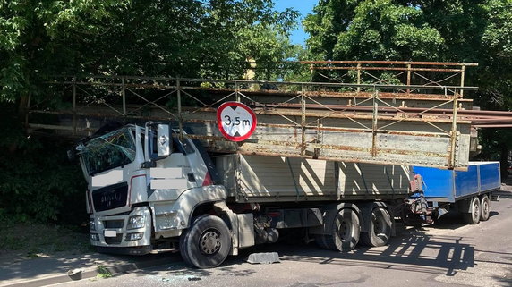 Ciężarówka uszkodziła wiadukt kolejowy