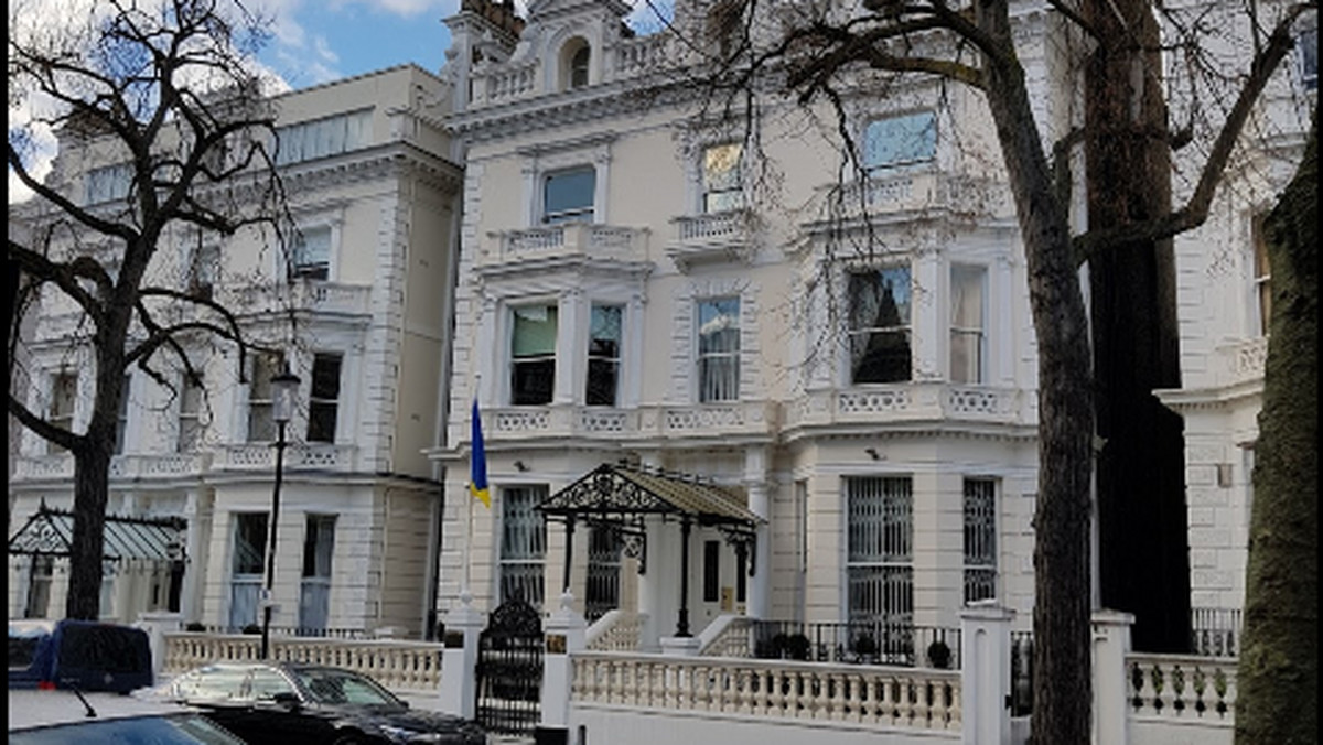 Padły strzały w pobliżu ukraińskiej ambasady, znajdującej się w Holland Park w londyńskiej dzielnicy Kensington. Jak poinformowały służby prasowe placówki, samochód ambasadora, zaparkowany przed budynkiem, został celowo staranowany. Policja otworzyła ogień.