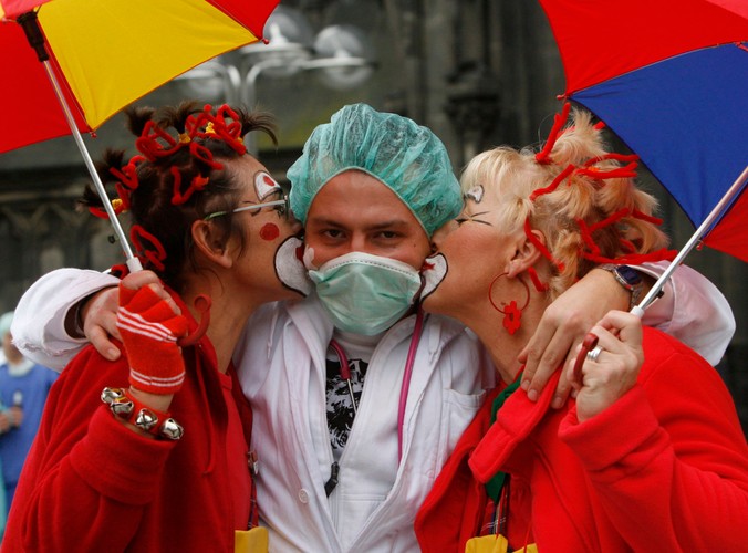 Kto by się przejmował świńską grypą, kiedy jest zabawa? W czasie karnawału w Kolonii w listopadzie 2009 roku wypadało pokazać się w gustownej masce higienicznej na twarzy