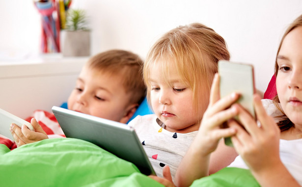 Dzieci ze smartfonami i tabletem