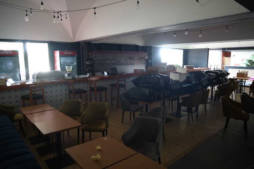 Ispod ovih daski nalazi se bazen, prvi zatvoreni u hotelima na ovim prostorima