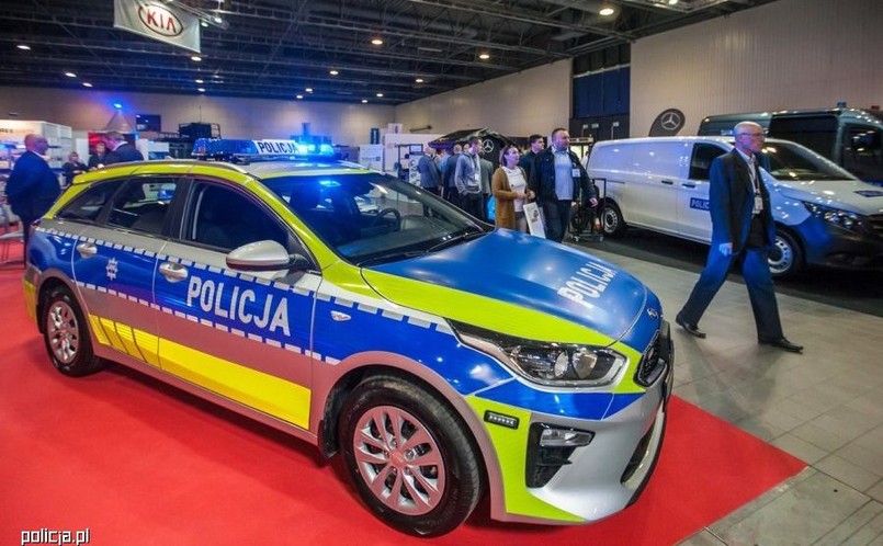 Policja - nowe oznakowanie radiowozów