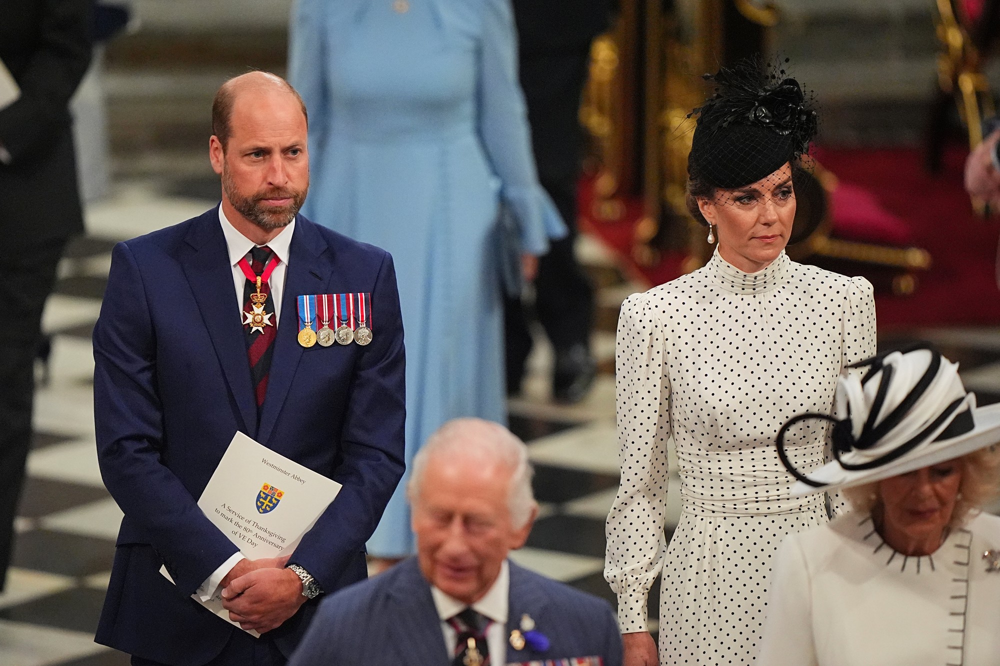 Princezná Kate a princ William a kráľ.