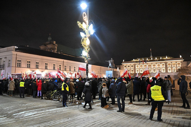 Uczestnicy protestu przed Pałacem Prezydenckim w Warszawie, 9 bm. Wg informacji mediów policja weszła do Pałacu Prezydenckiego i zatrzymała Mariusza Kamińskiego oraz Macieja Wąsika.