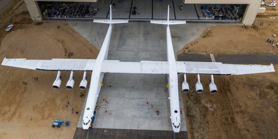 Widok Stratolaunch Roc z lotu ptaka. 