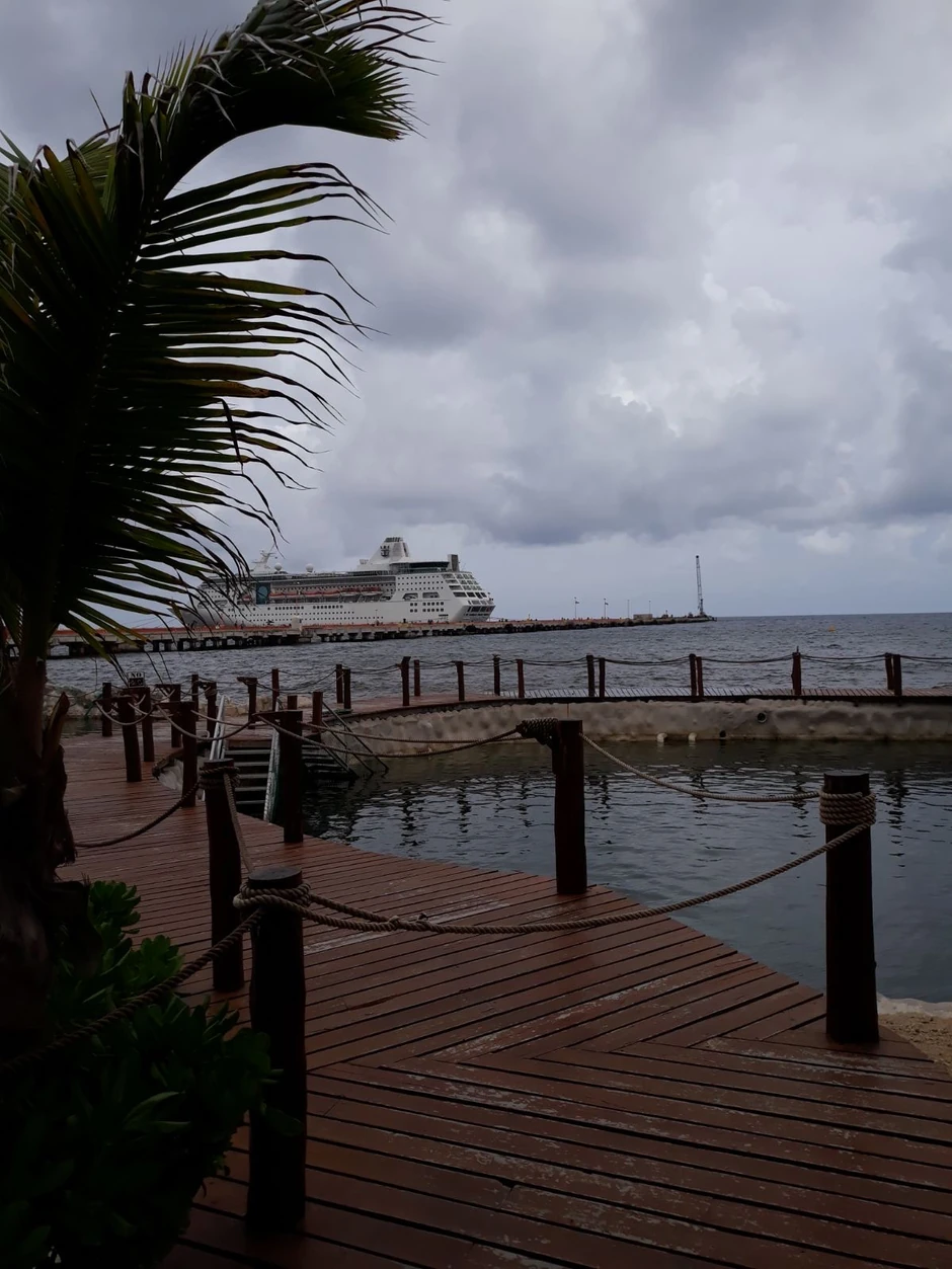 Jedan od brojnih usidrenih kruzera