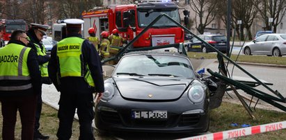 Porsche zmiotło przystanek MPK w Łodzi. Kierowca porsche uniknie kary? 