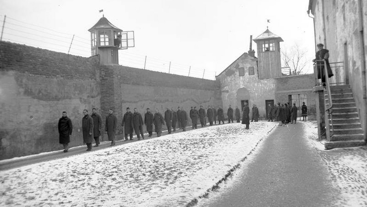 Więźniowie podczas spaceru. Więzienie Karno-Śledcze w Nowym Sączu. 1932 rok.