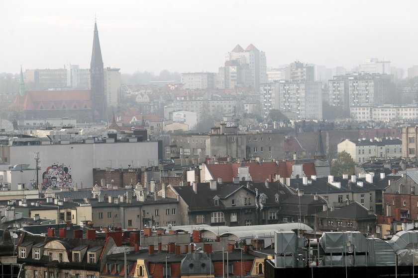 Smog nad zabudowaniami w Chorzowie widziany z osiedla Tysiaclecia w Katowicach