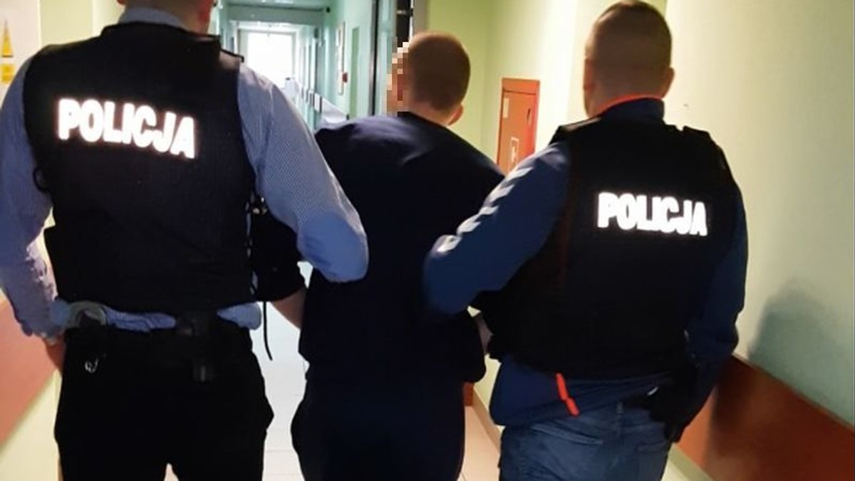 Funkcjonariusze z Komisariatu Policji w Daleszycach zatrzymali 23-letniego mieszkańca powiatu kieleckiego. Mężczyzna próbował okraść stację paliw w jednej z podkieleckich miejscowości. Policja wciąż szuka jego kolegi, który także brał udział w nieudanym napadzie.