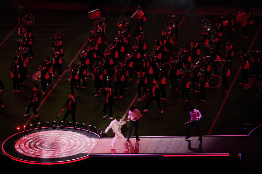 Usher podczas występu na Super Bowl. 