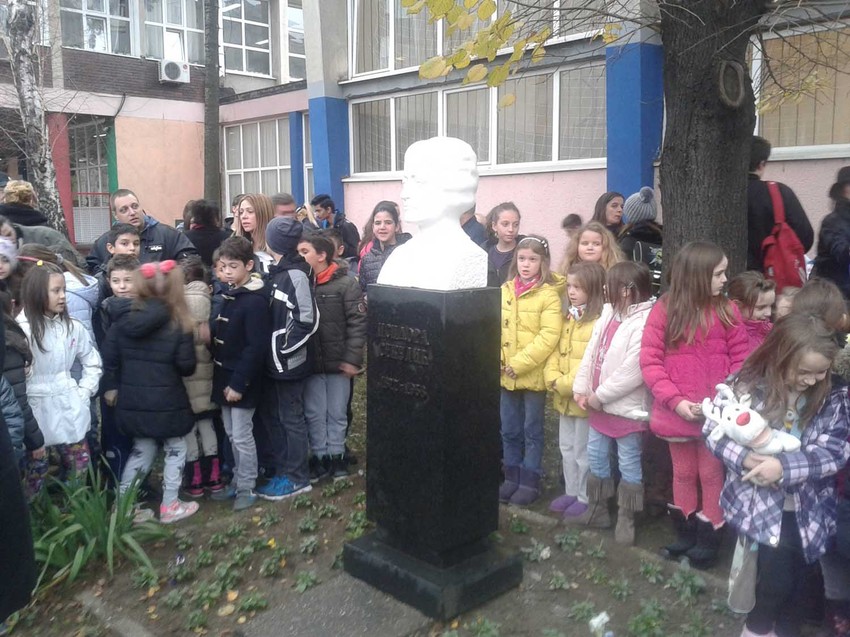 Okupljeni osnovci ispred nove biste