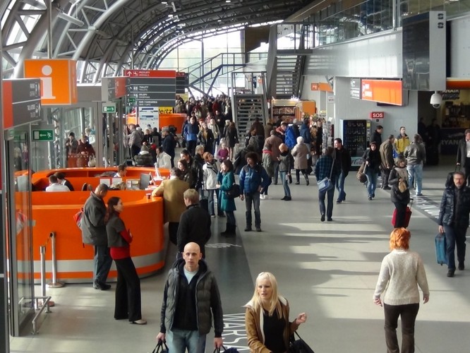 Choć port lotniczy w Modlinie należy do najmłodszych w Europie (wybudowano go w 2012 roku), miejsce to nie grzeszy komfortem. Co prawda lotnisko oferuje darmowe Wi-Fi i jest czysty, ale jest jednocześnie wyposażone w zbyt małą liczbę miejsc do siedzenia, zaś podróż do centrum Warszawy zajmuje prawie godzinę.  Na zdj. Lotnisko Warszawa/Modlin, źródło: Mazowiecki Port Lotniczy Warszawa-Modlin Sp. z o.o.