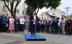 Szydło w Węgrowie na niebieskim podeście. Opozycja kpi: Dbają o obuwie!