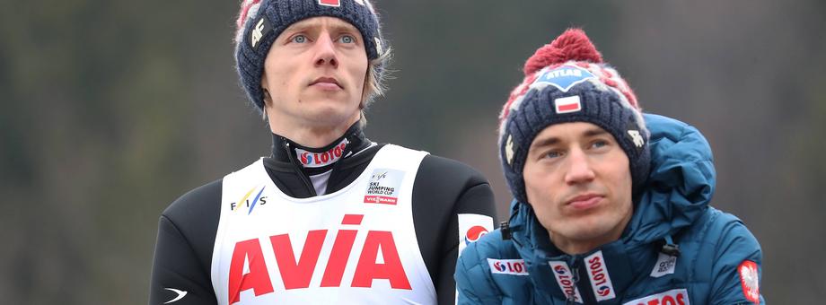 Dawid Kubacki i Kamil Stoch po drugiej serii indywidualnego konkursu Pucharu Świata w skokach narciarskich w rumuńskim Rasnovie. 22 lutego 2020 r.