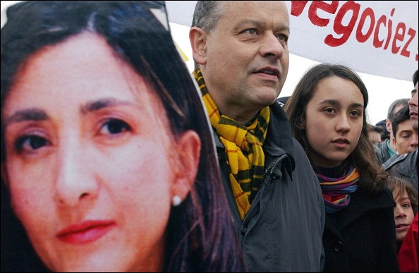 Demonstracja na rzecz uwolnienia Ingrid Betancourt z córką Melanie i jej byłym mężem Fabrice Delloye.