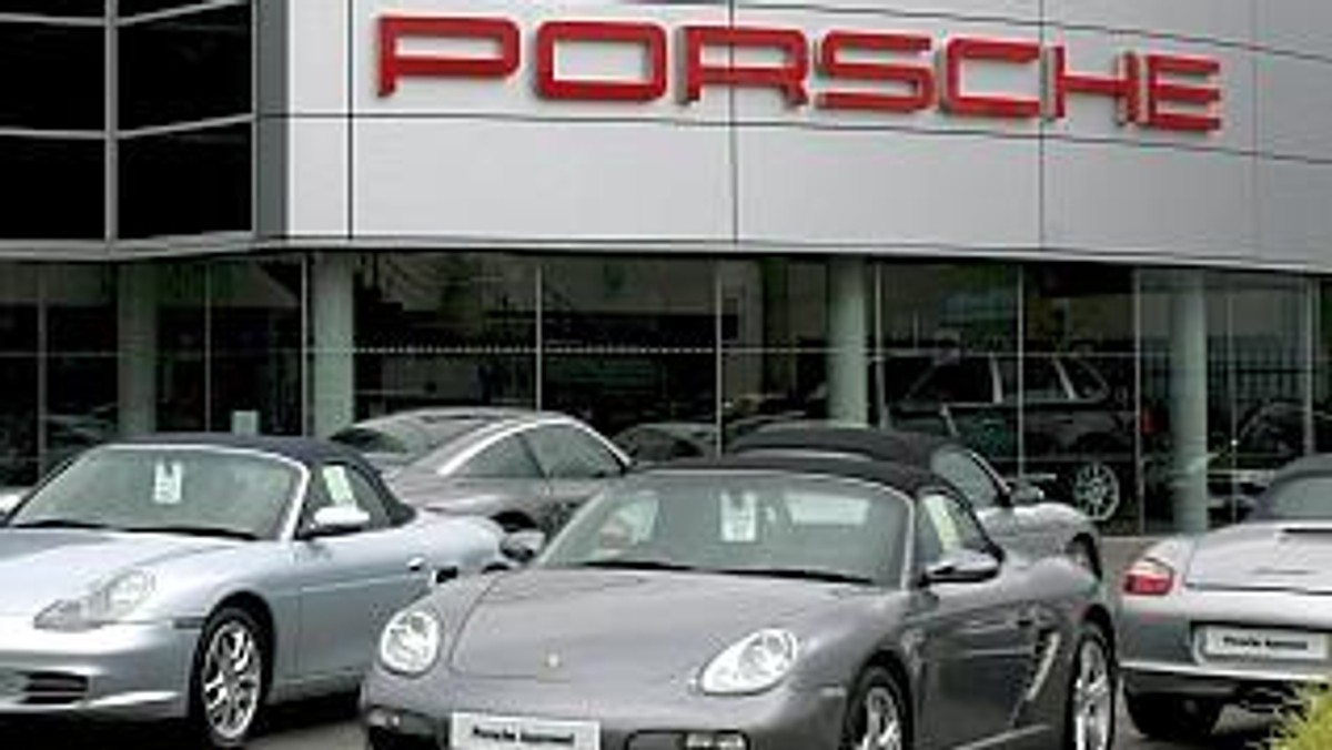 Porsche samochody przed salonem