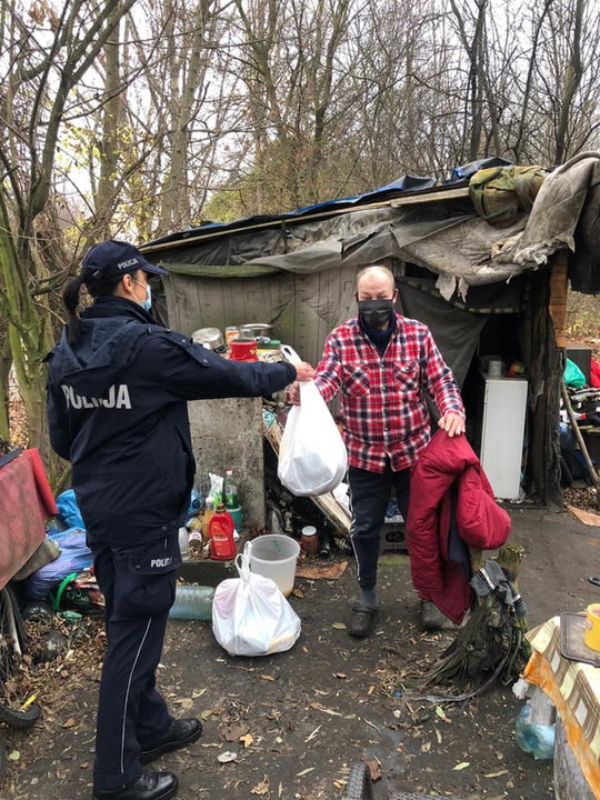 policja wraz z Caritas Poznań wizytuje miejsca przebywania bezdomnych fot. KMP Poznań