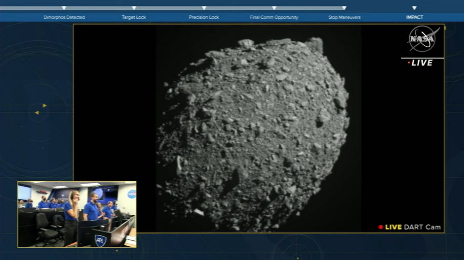 Dimorphos widziany z kamery pokładowej na kilka sekund przed uderzeniem satelity DART.