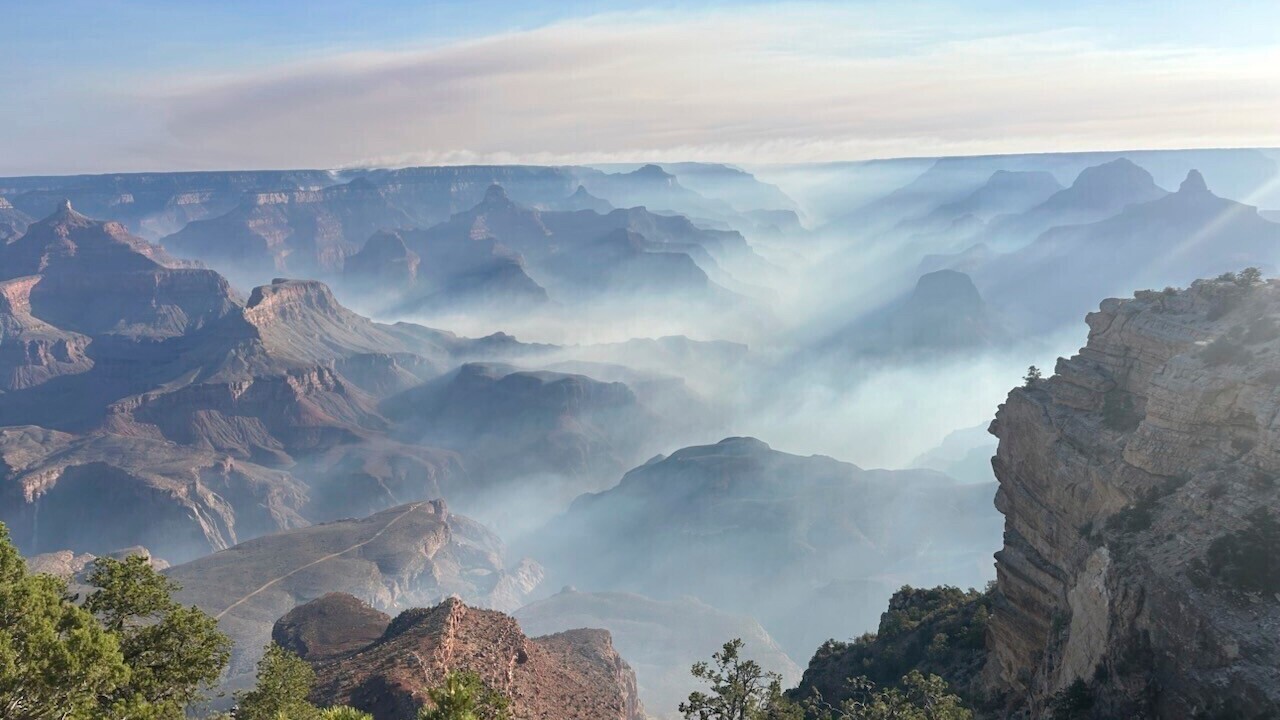 Pre lesné požiare nariadili evakuáciu návštevníkov z časti územia Grand Canyonu.
