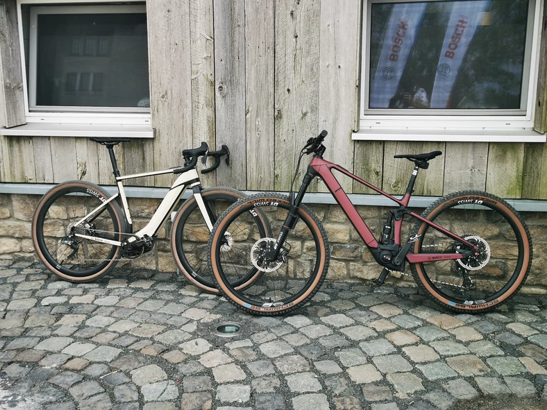 Po lewej: rower szutrowy (gravel), po prawej – szlakowy rower MTB