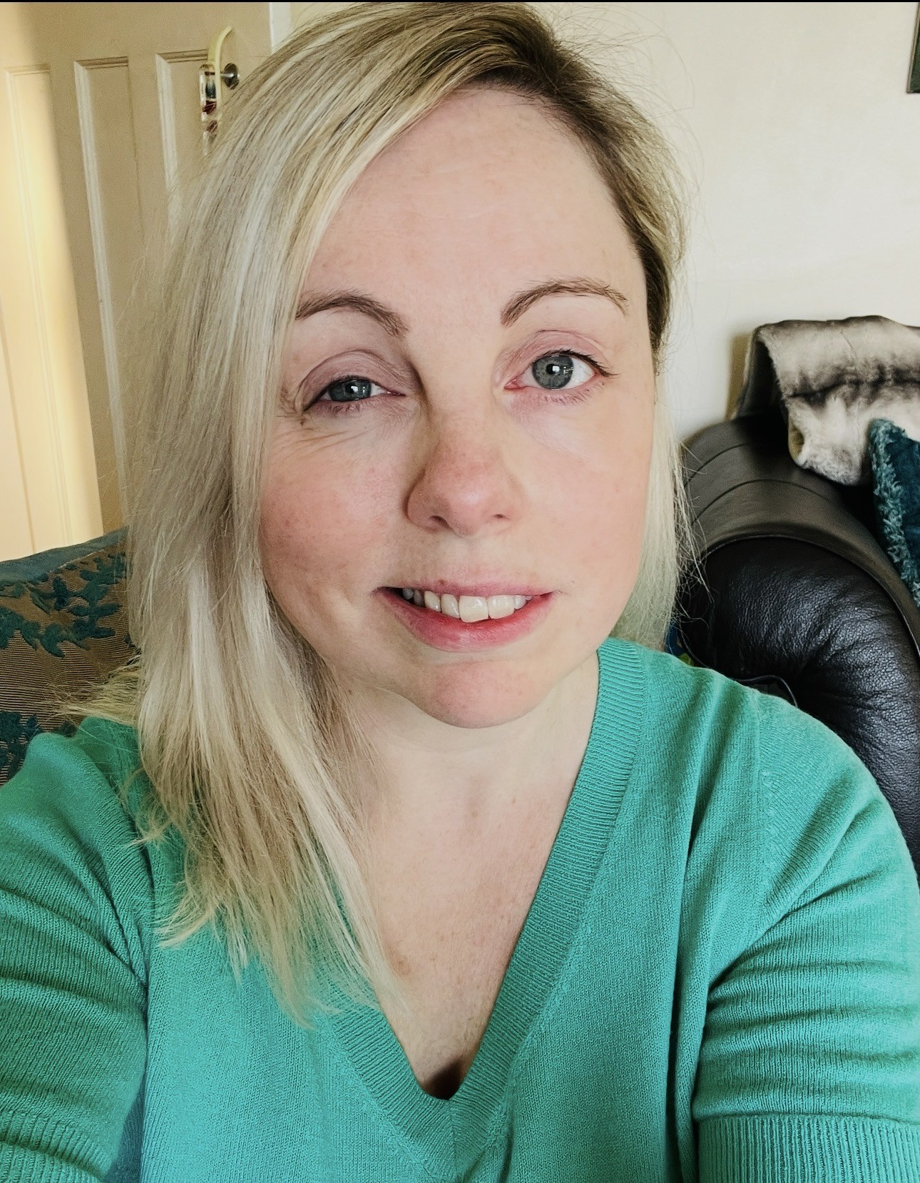 Charlie Beswick sa krátko pred svadbou zobudila s ochabnutou tvárou.