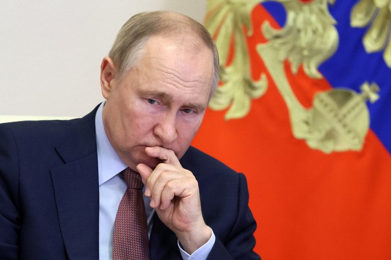 Nikt z tych, którzy stawili się na spotkaniu z Putinem, nie zdobył się na odwagę, by powiedzieć mu, że powinien uniknąć sytuacji grożącej "geopolityczną katastrofą" - pisze dziennik.