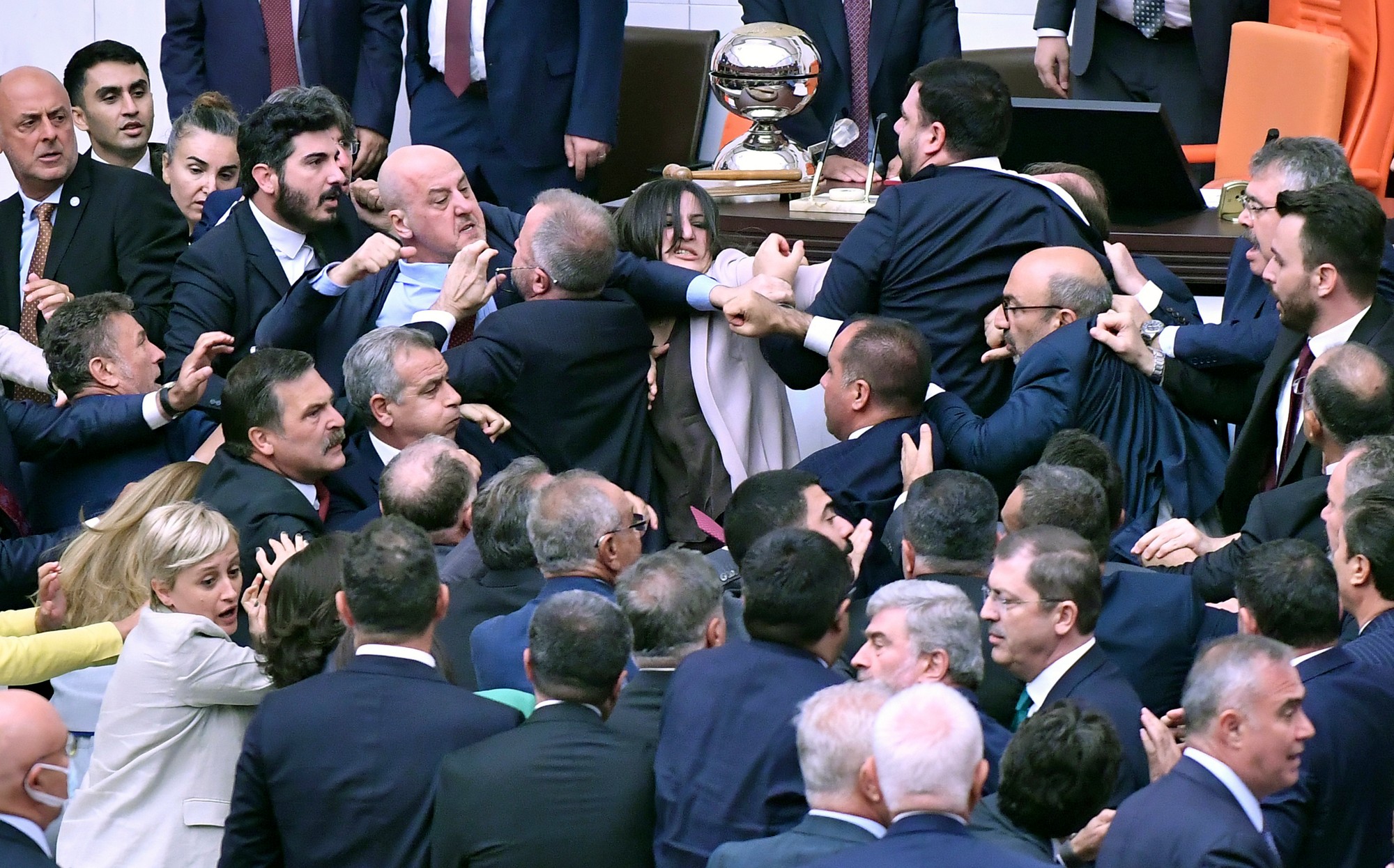 Bitka v tureckom parlamente.