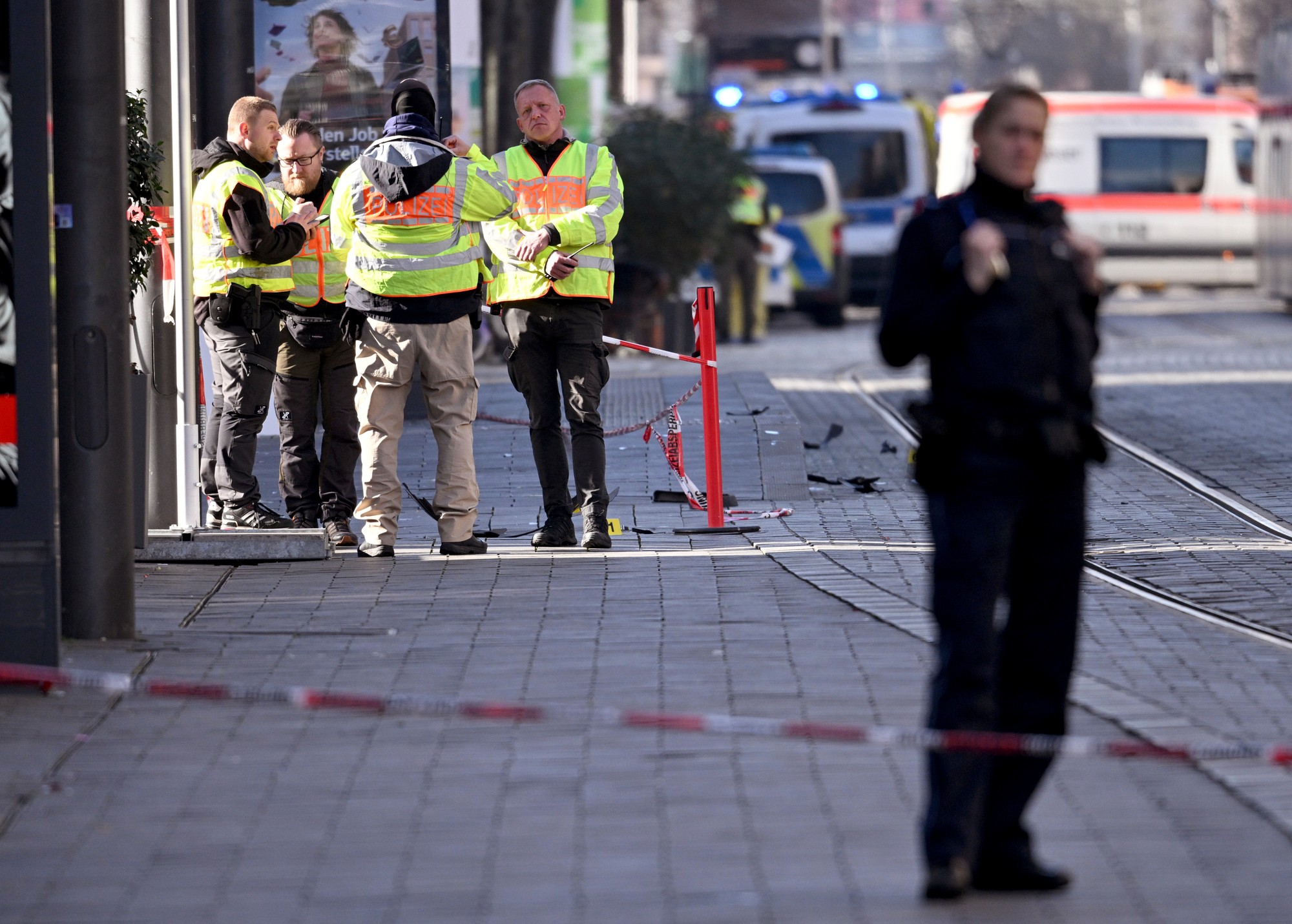 V centre západonemeckého mesta Mannheim vrazilo 3. marca 2025 auto do davu ľudí.