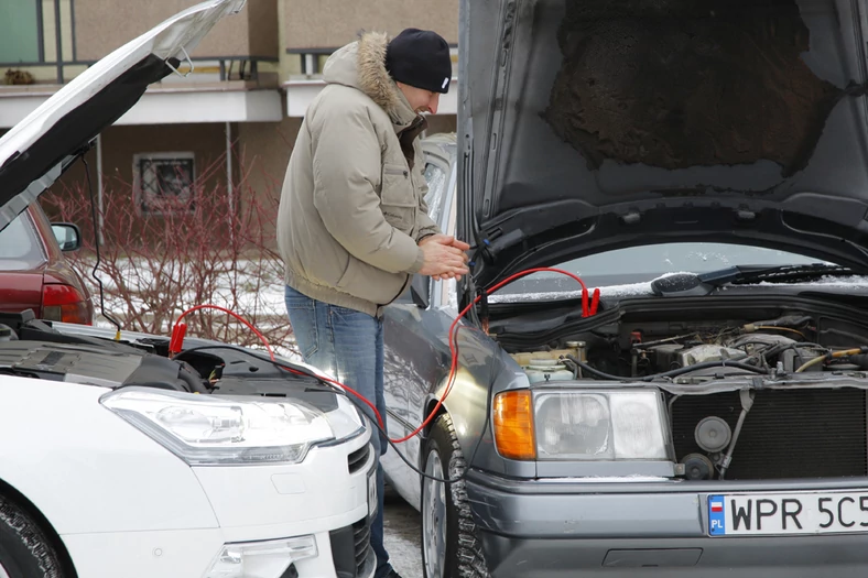 Głęboko rozładowany i zamarznięty akumulator może nie wytrzymać uruchamiania auta na kablach. Jeśli jest zimno i bateria nie daje żadnych oznak życia (kontrolki nawet się nie żarzą), szybkie ładowanie jest ryzykowne!