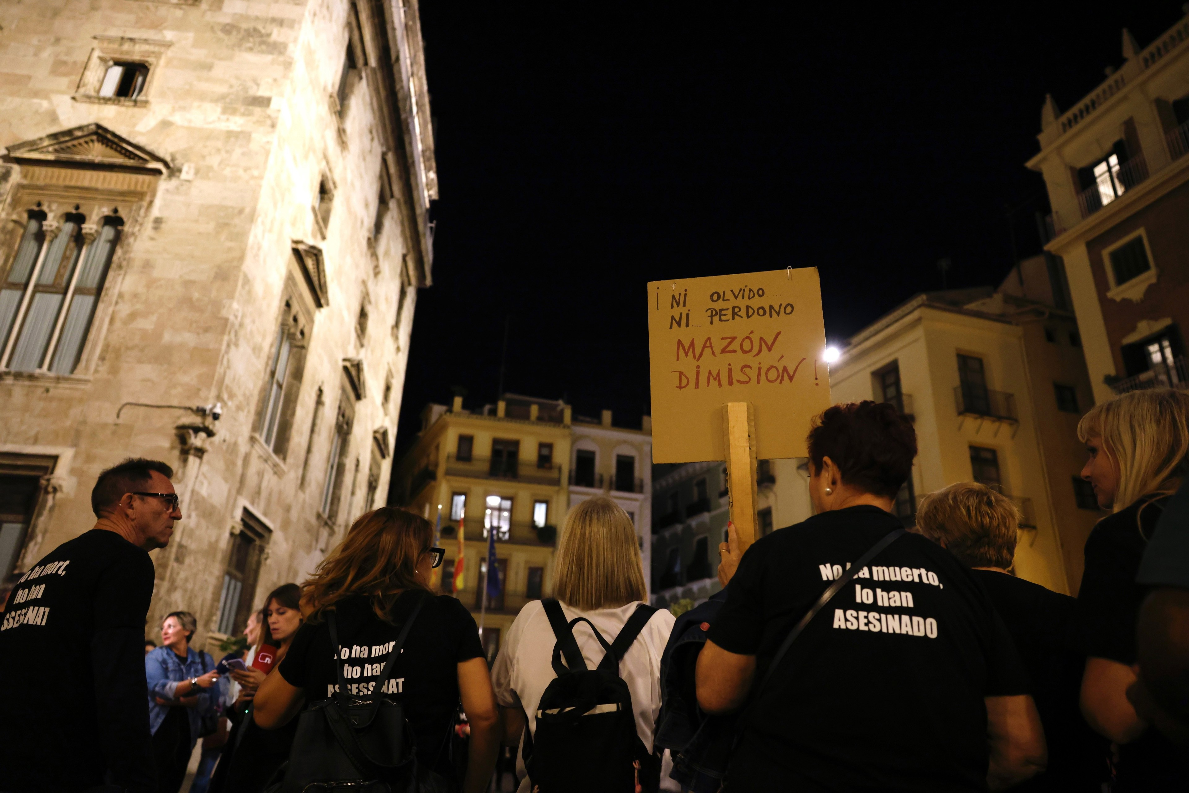 Víctimas de la DANA exigen prisión para Mazón en protesta frente al Palau