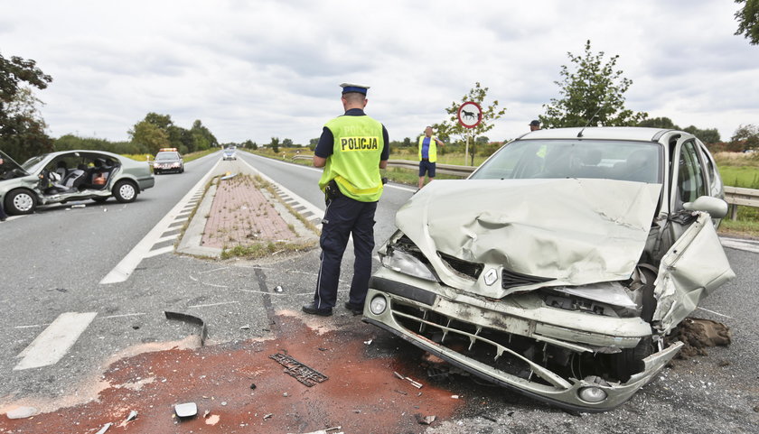 Dwa wypadki obok siebie. Są ranni