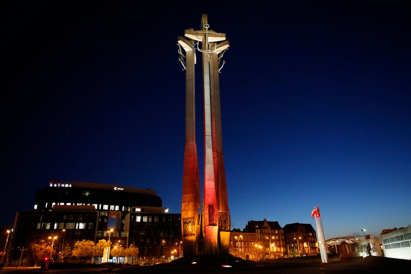 Pomnik Poległych Stoczniowców w Gdańsku i biało-czerwona iluminacja