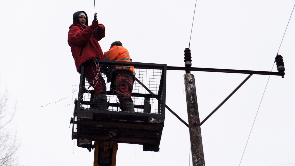 - Ponad 1,8 tys. odbiorców w woj. pomorskim nadal nie ma prądu - podało dzisiaj po południu Wojewódzkie Centrum Zarządzania Kryzysowego w Gdańsku. Energa-Operator zakłada, że do wieczora większość awarii zostanie usunięta.