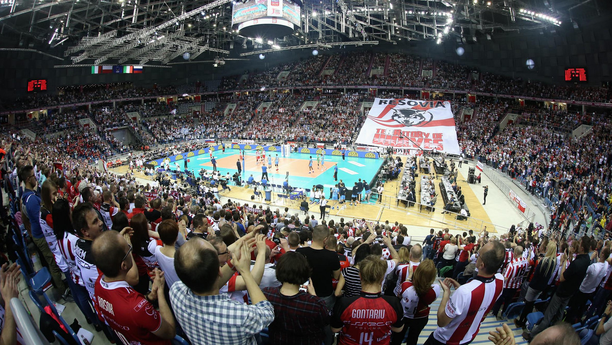 Ceremonia otwarcia Final Four Ligi Mistrzów 2016 poprzedziła w Tauron Arenie Kraków sportowe emocje i pojedynek Asseco Resovii Rzeszów z Zenitem Kazań. Na trybunach krakowskiej hali zasiadło dokładnie 12 137 widzów, więc rekord frekwencji w finałach LM nie został pobity. To trzeci wynik w historii.