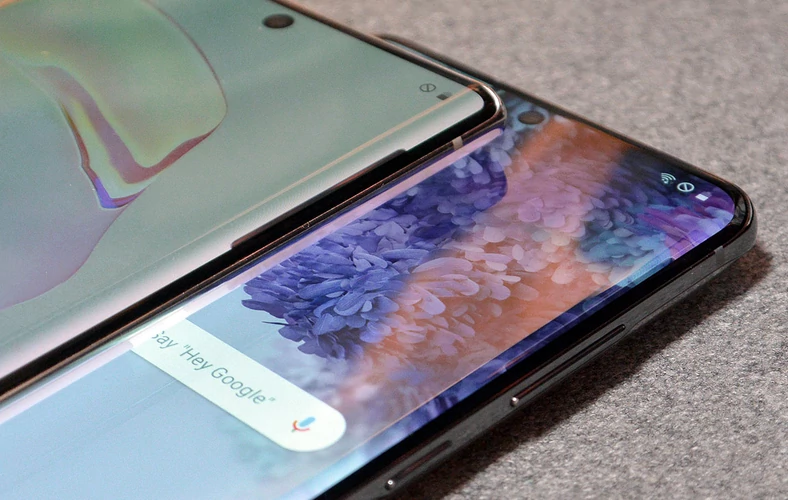 Galaxy S20 Ultra (na dole) i Galaxy Note10+. Widać wyraźnie, że ekran starszego smartfonu ma znacznie bardziej zagięte boki ekranu