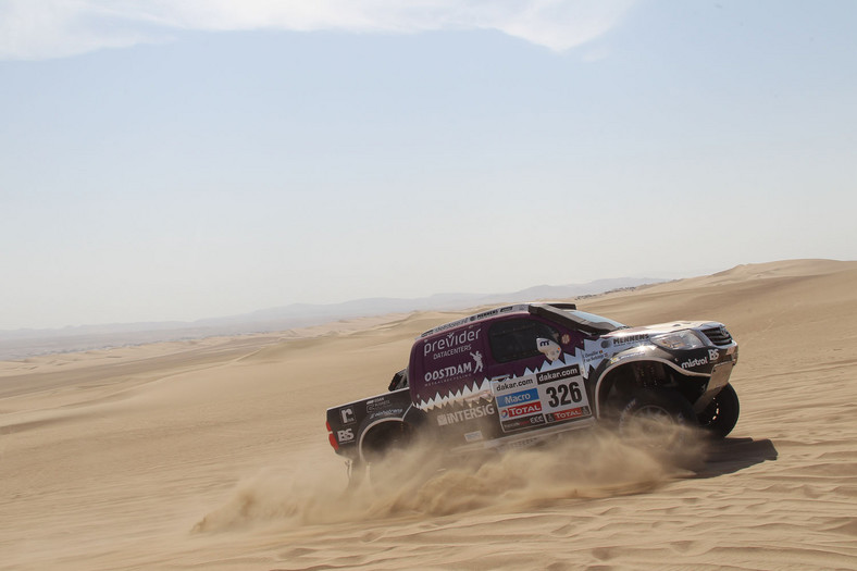 Dakar 2013: Hołowczyc zawiedziony, Sainz utknął na wydmach (2. etap, wyniki, galeria)