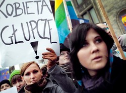 Feministki idą przez Warszawę