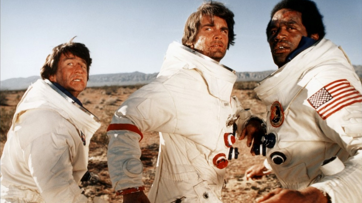 "Koziorożec Jeden" ("Capricorn One"), reżyseria: Peter Hyams. Obsada: Elliott Gould, James Brolin, Brenda Vaccaro, Sam Waterston, O.J. Simpson, Hal Holbrook, Karen Black, Telly Savalas. USA/Wielka Brytania 1978.