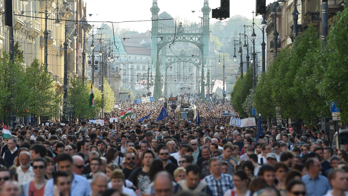 W Budapeszcie tysiące węgierskich i zagranicznych studentów, profesorów oraz osób prywatnych protestowało przeciwko projektowanym zmianom w prawie dotyczącym wyższych uczelni. Zdaniem demonstrantów, jak również wielu środowisk akademickich w Europie i na świecie, a także państw i polityków, przygotowywana reforma stanowi zagrożenie dla funkcjonowania jednej z najważniejszych instytucji w naszym regionie – Uniwersytetu Środkowoeuropejskiego (CEU).