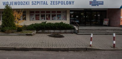 Leżała rana pod szpitalem. Na pomoc czekała kilkadziesiąt minut