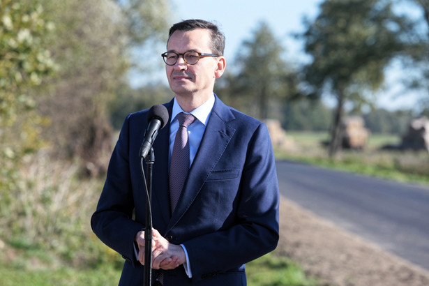 Premier Mateusz Morawiecki podczas uroczystości otwarcia drogi powiatowej nr 1615L Zaliszcze-Podedwórze