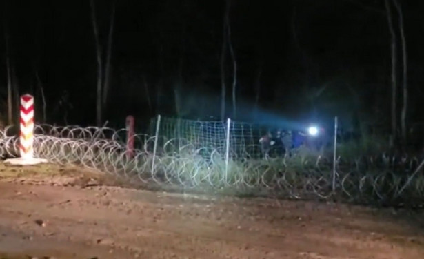 Atakujący migranci na granicy polsko-białoruskiej