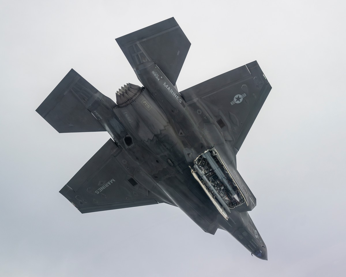 F-35B z pociskiem Meteor (po prawej) oraz AIM-120 AMRAAM w komorze na uzbrojenie.