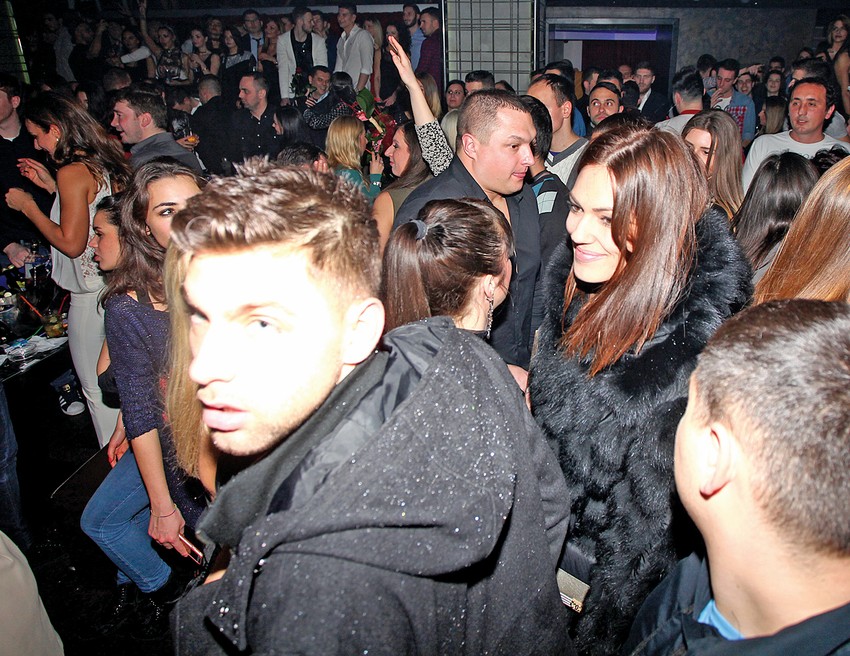 Nina i Filip uhvaćeni u jednom klubu