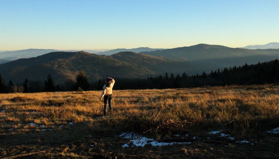 Widok z Polany Skalne na Beskidy Wyspowy