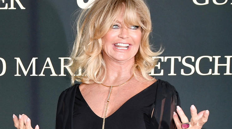 Goldie Hawn kihasználja a beépített melltartós jógafelsőét /Fotó: Northfoto